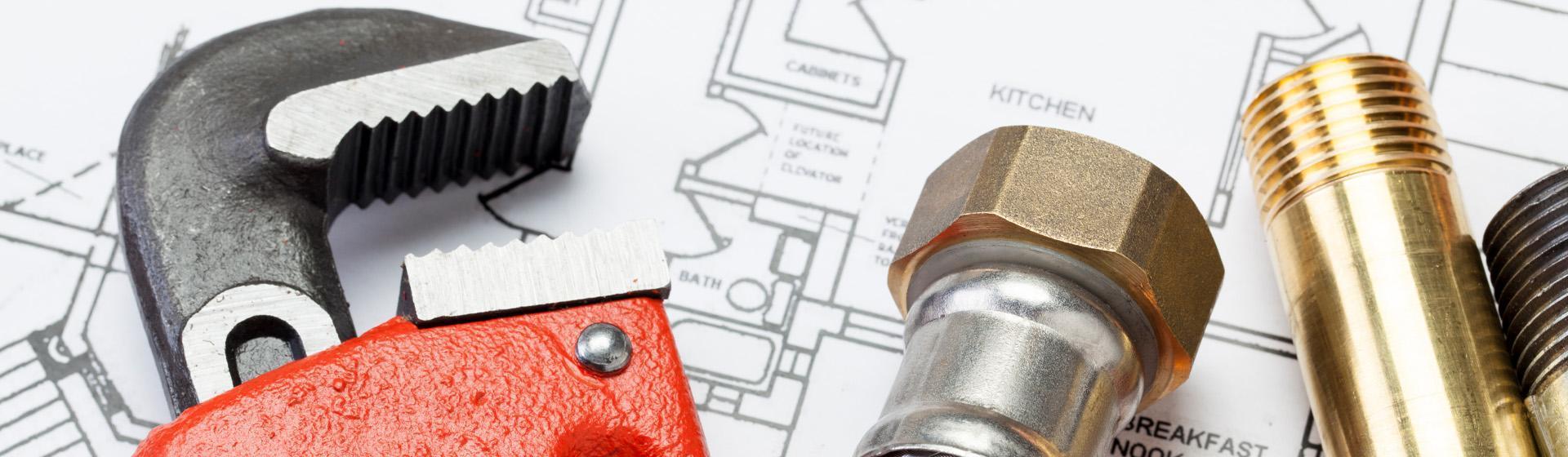 klucz hydrauliczny rurki i złączka leżą na planach